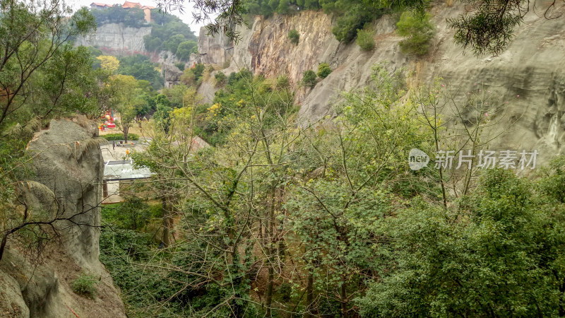 山林间的峭壁与植被景观