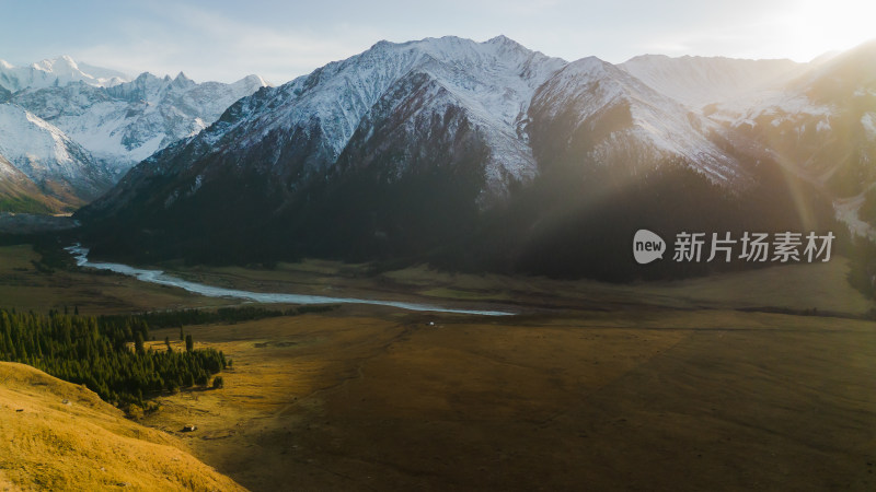 航拍雪山日出阳光光线山谷自然风景