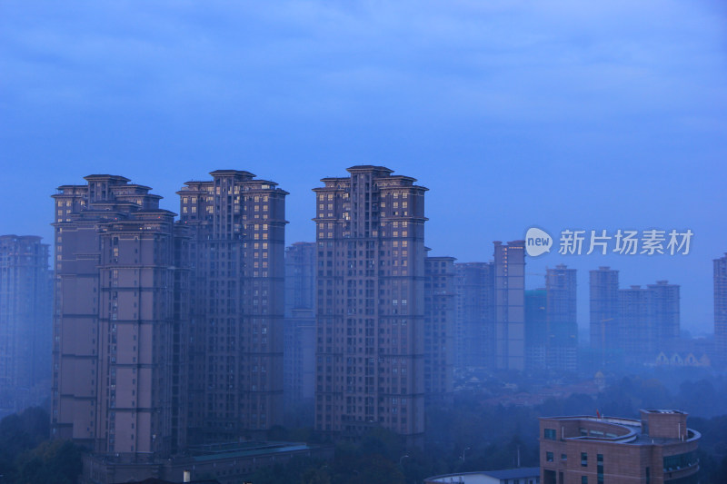 晨雾中的成都市温江区风光