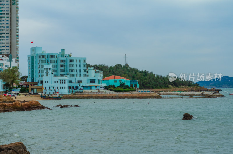 青岛海边浅蓝色建筑与周围自然风景