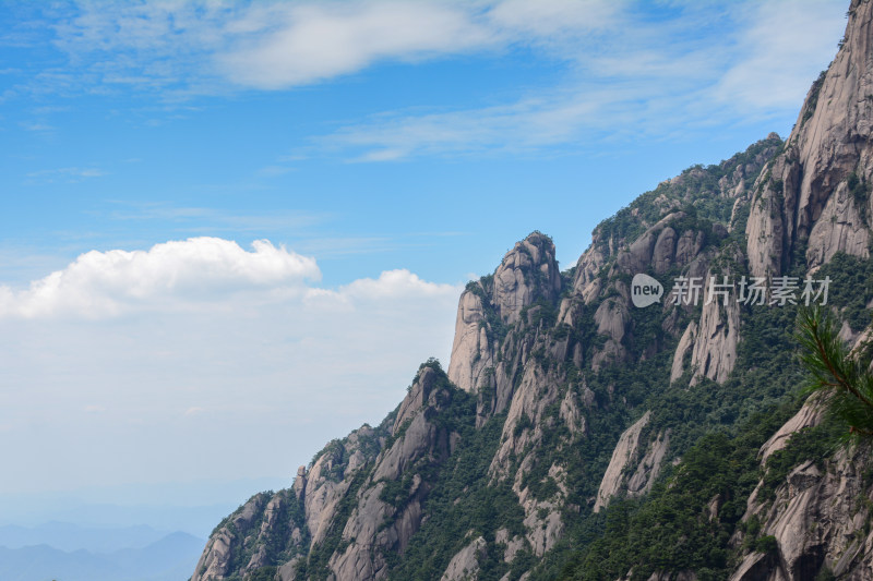 黄山云雾缭绕的雄伟山峰