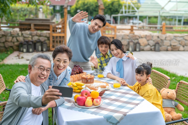 全家人在野餐