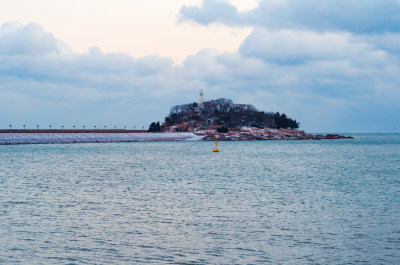 冬季栈桥上远眺小青岛景区