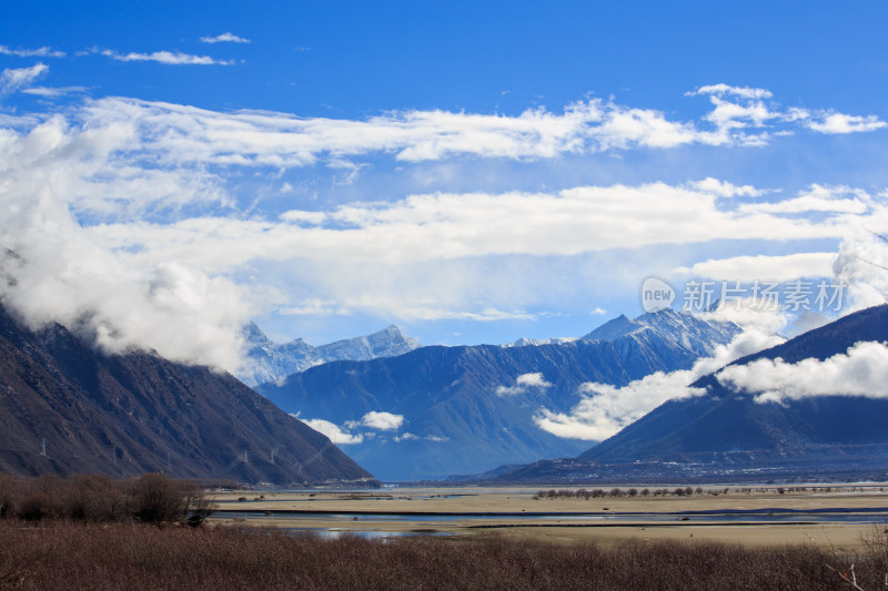 中国西藏林芝雅鲁藏布江苯日神山旅游区