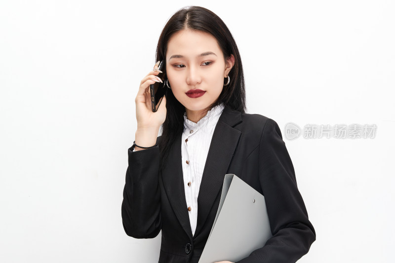 身穿西服拿着文件夹的美丽商务女士