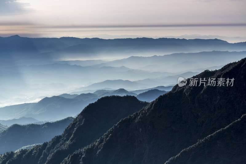 晨雾中的山峦