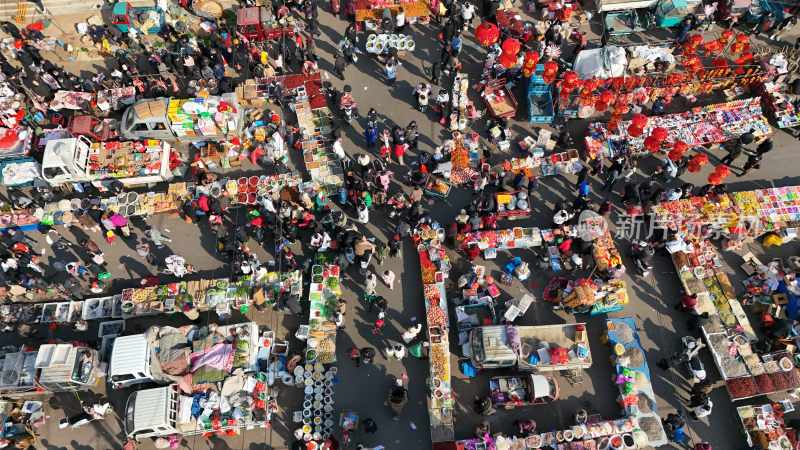 热闹的露天集市俯拍全景