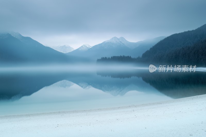 静谧山水湖面风景