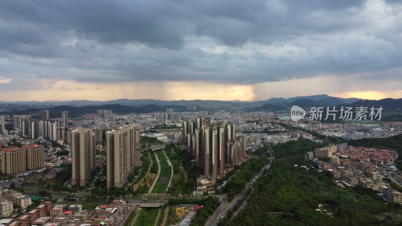 广东东莞：晚霞中的骤雨