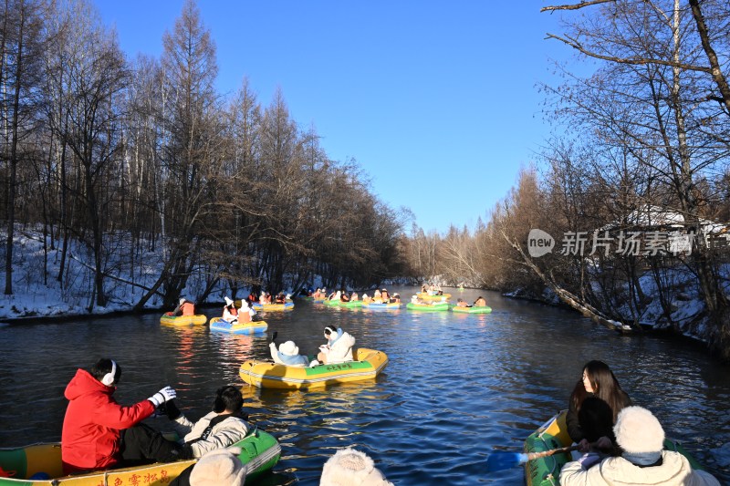 冬季河流上多人乘坐皮筏艇漂流