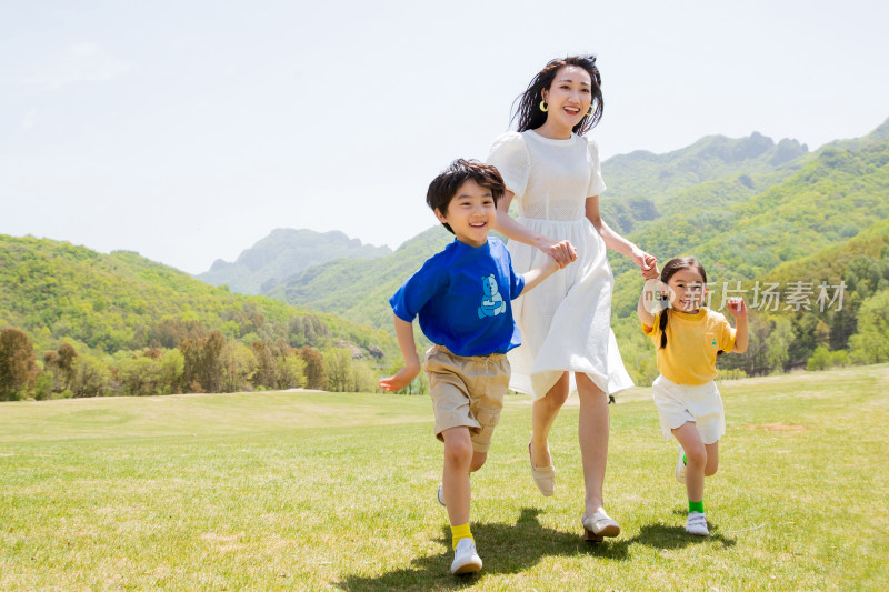 年轻妈妈带着孩子们郊游