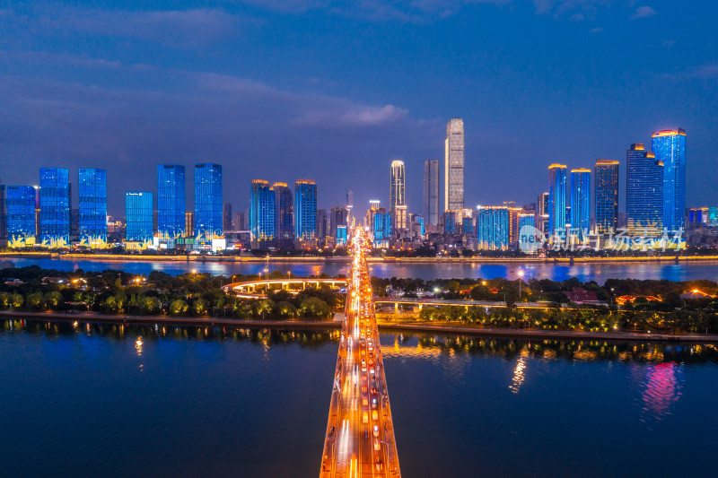 航拍长沙橘子洲大桥湘江沿岸城市夜景风光