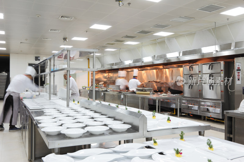 餐厅厨房厨师忙碌场景