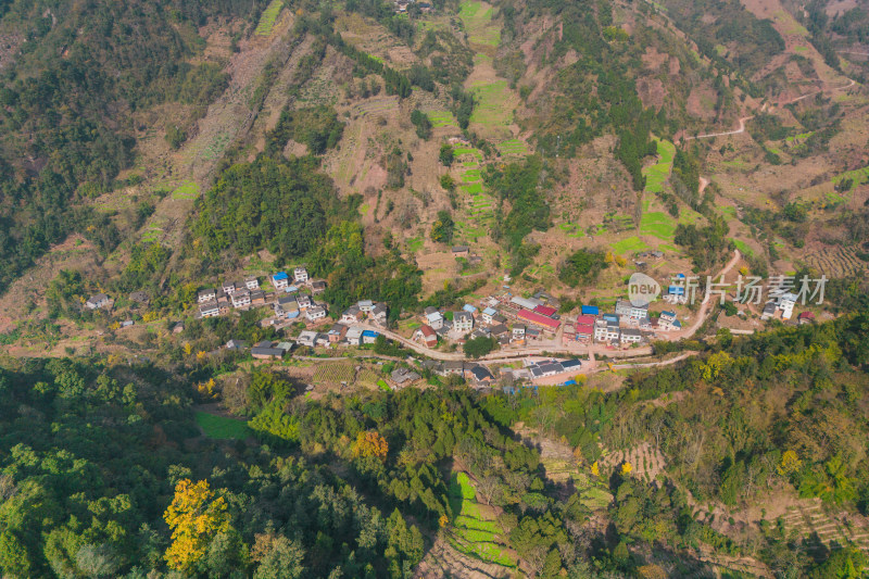 高山沟壑中的小山村