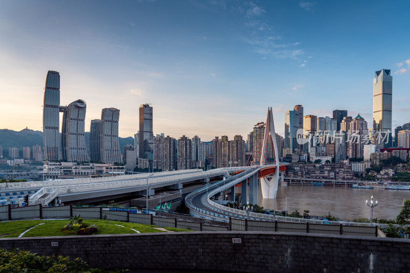 重庆千厮门嘉陵江大桥风景