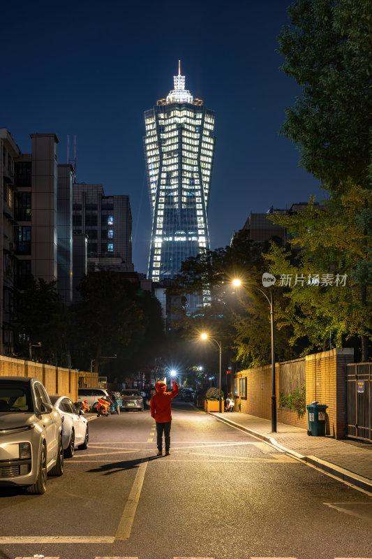 浙江杭州西湖文化广场夜幕下的科技感建筑