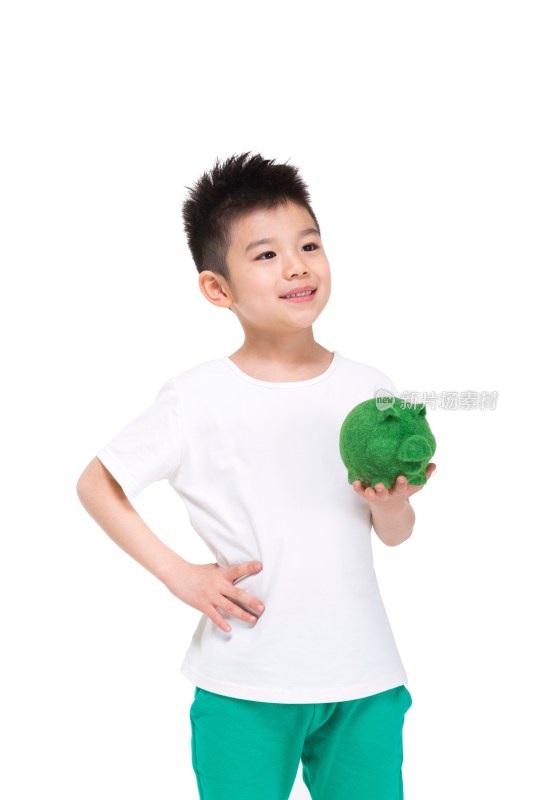 拿绿色小猪存钱罐的小男孩