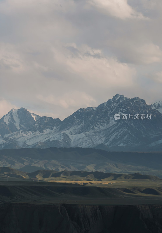 雪山远景自然风光