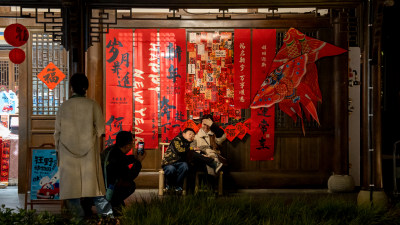 成都铁像寺水街新年氛围吸引市民打卡游玩