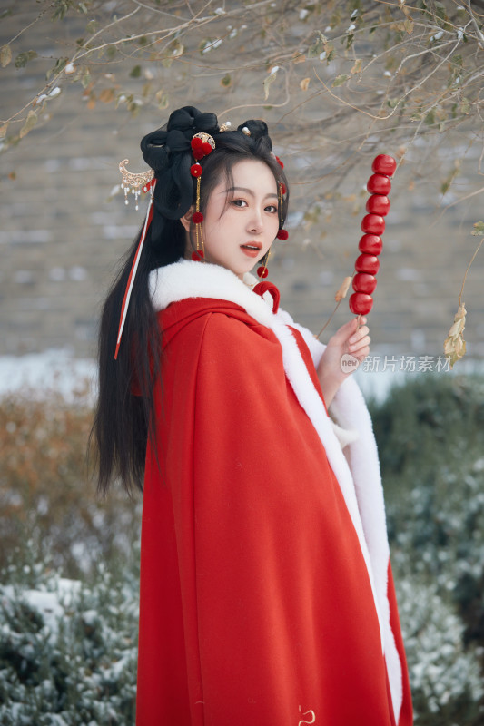 雪天户外身穿中式红色汉服的亚洲少女