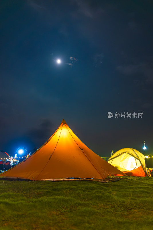 户外露营帐篷夜晚氛围