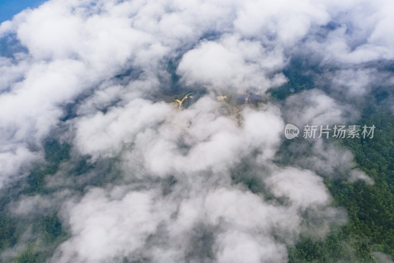 白云与山景