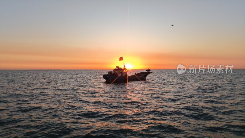 海上渔船日落景象