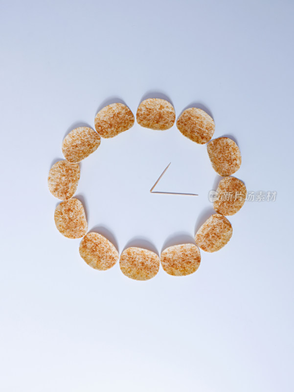 摆列成时钟形状的小吃零食薯片