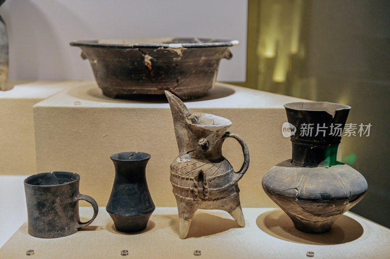 博物馆展示的古代陶器