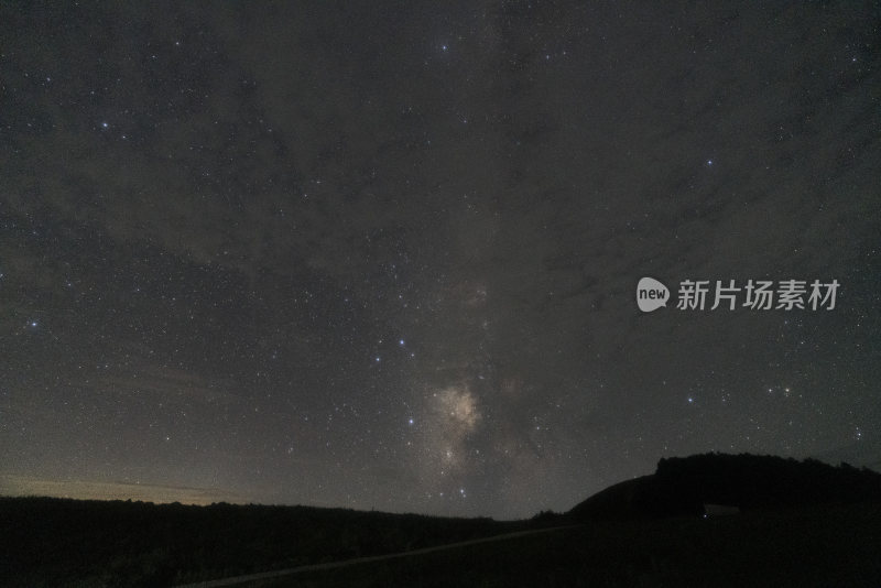 璀璨星空下的夜晚草地景象