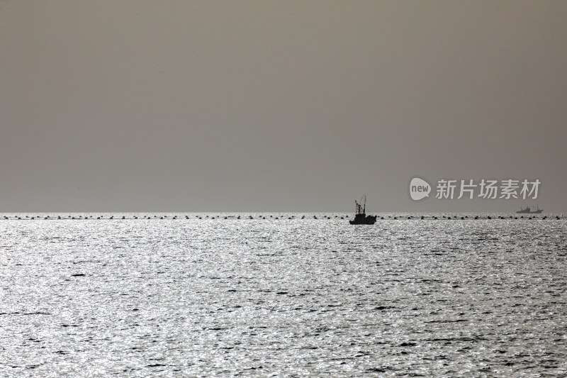 日出雾色中的山东日照万平口海滨海天