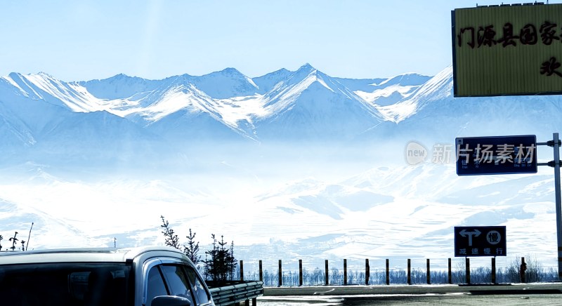 门源县国家公路旁的雪山远景