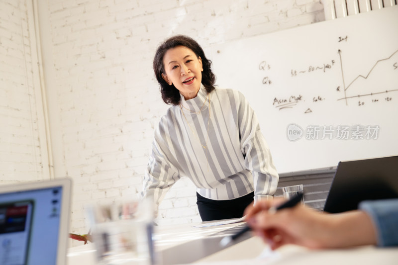 商务老年女士主持会议