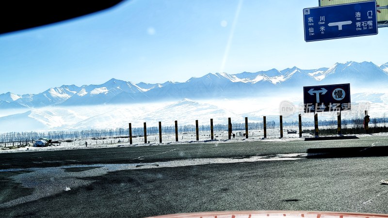 雪山下的公路，视野开阔景色壮美