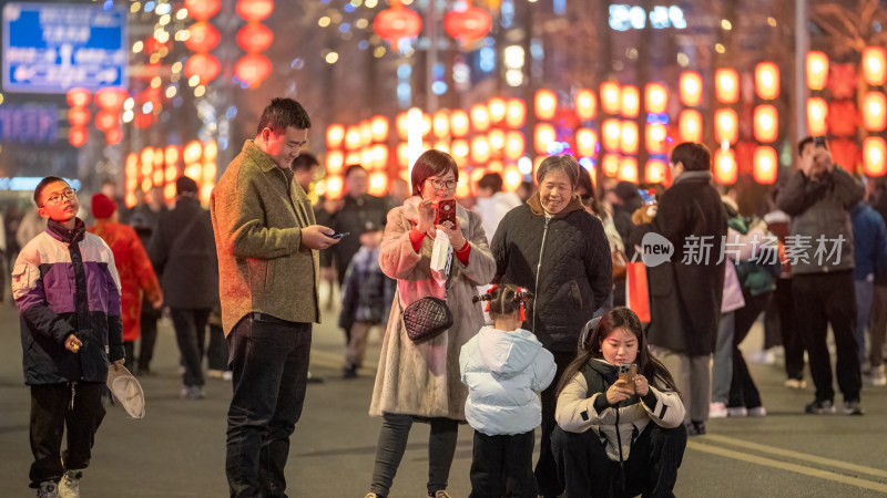 成都除夕夜双子塔和交子大道的新年活动