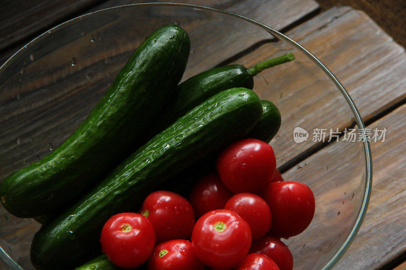 洗干净的蔬菜水果可以生吃的黄瓜和小西红柿