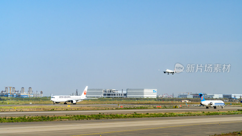 机场跑道上的飞机及起飞场景