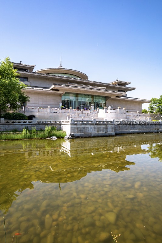 西安博物院水边中式风格建筑风景