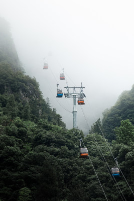 丛林山中的雾中的索道缆车