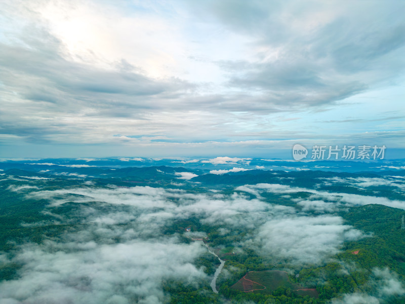 航拍雨后山中云雾缭绕