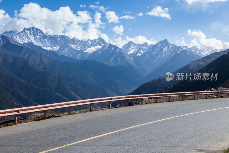 在巴郎山远眺四姑娘山