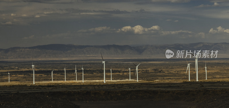 旷野中的风力发电机