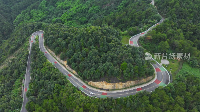 鸟瞰山脉公路