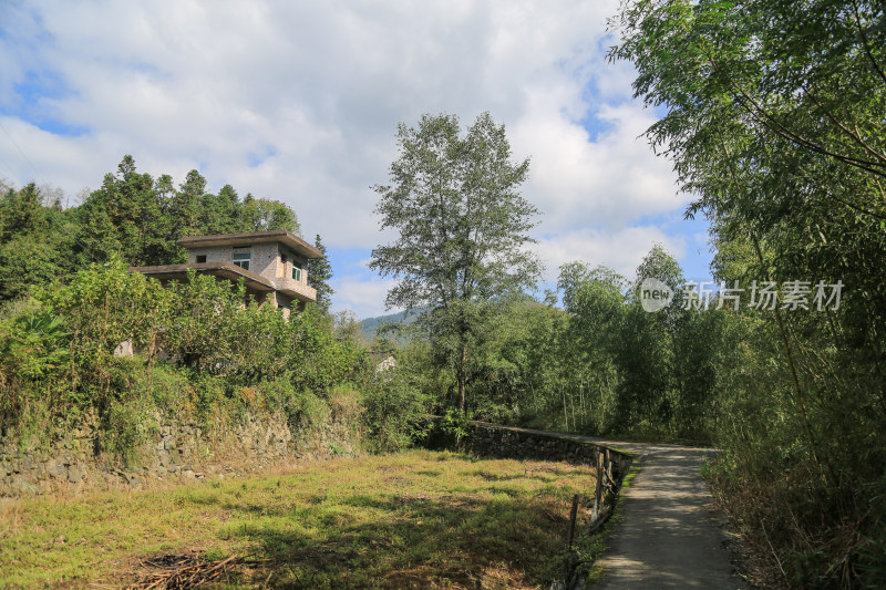 清澈溪流映照山间小屋