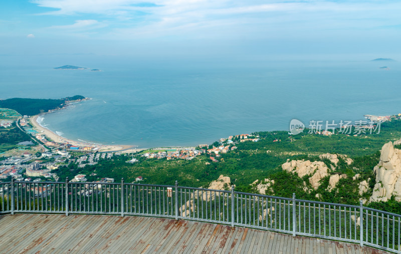 青岛崂山仰口景区，天苑观景台上远眺大海