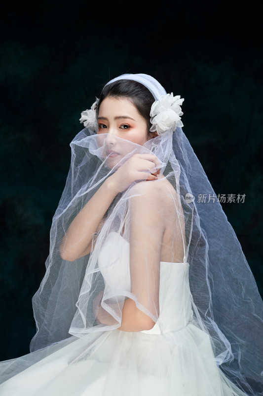 黑色背景下的女性复古婚纱妆面