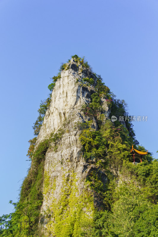 广西柳州箭盘山公园-蓝天下的山峰