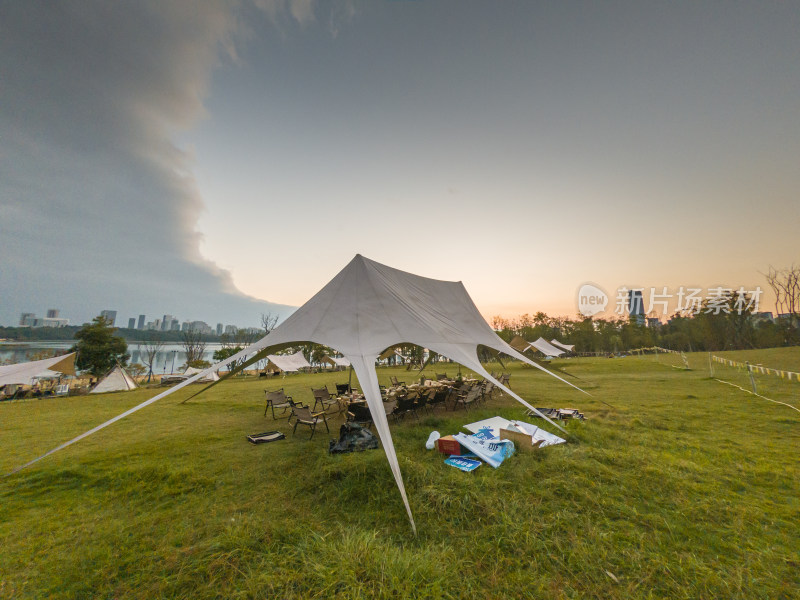 日落时户外草坪上的帐篷
