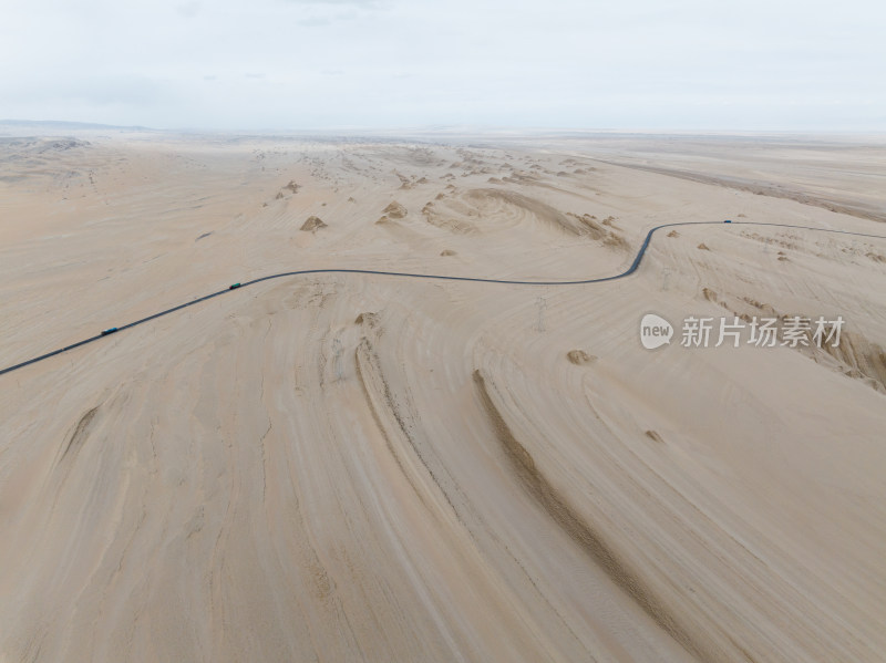 航拍货车行驶在青海荒漠中的315国道上