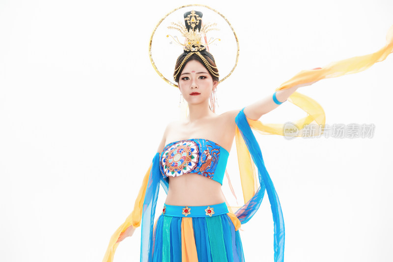 身着唐朝敦煌服饰跳飞天舞蹈的中国少女